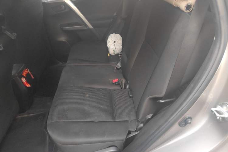 Used Toyota RAV4 2016 2.0L CVT Two-Wheel Drive Fashion Edition China V Standard Left Rear Seat