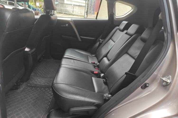 Used Toyota RAV4 2016 2.0L CVT Two-Wheel Drive Smart Edition China V Standard Left Rear Seat