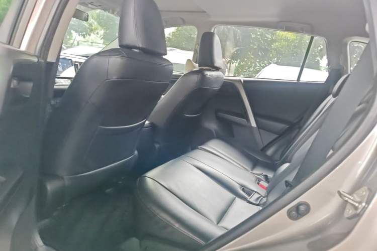 Used Toyota RAV4 2016 2.0L CVT Two-Wheel Drive Fashion Edition China V Standard Left Rear Seat
