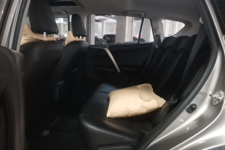 Used Toyota RAV4 2016 2.0L CVT Two-Wheel Drive Fashion Edition China V Standard Left Rear Seat