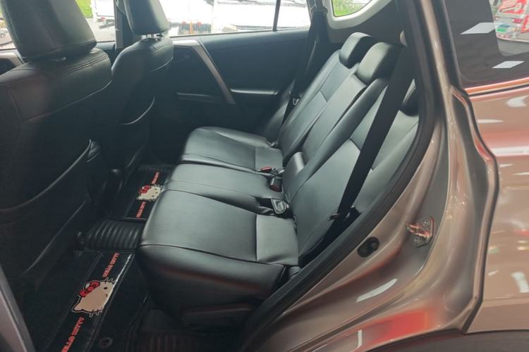 Used Toyota RAV4 2016 2.0L CVT Two-Wheel Drive Fashion Edition China V Standard Left Rear Seat