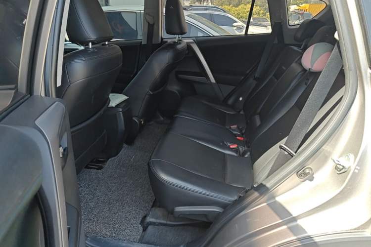 Used Toyota RAV4 2016 2.0L CVT Two-Wheel Drive Comfort Edition China V Standard Left Rear Seat