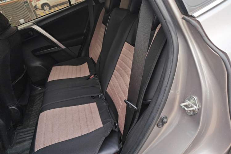 Used Toyota RAV4 2016 2.0L CVT Two-Wheel Drive Fashion Edition China V Standard Left Rear Seat