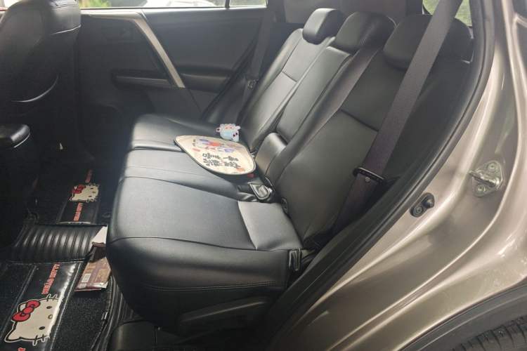 Used Toyota RAV4 2016 2.0L CVT Two-Wheel Drive Fashion Edition China V Standard Left Rear Seat