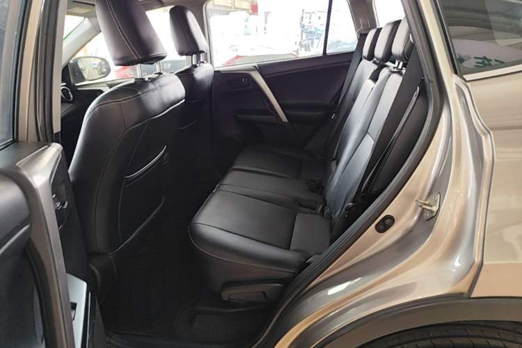 Used Toyota RAV4 2016 2.0L CVT Two-Wheel Drive Fashion Edition China V Standard Left Rear Seat