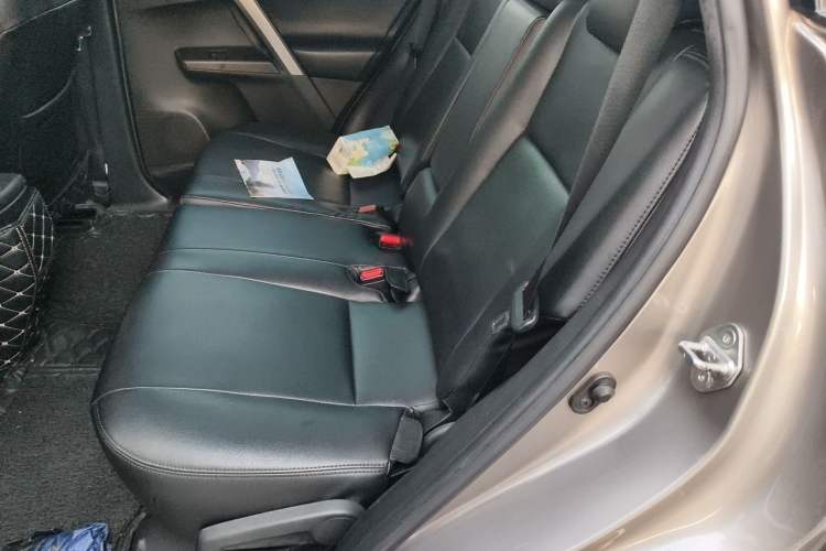 Used Toyota RAV4 2016 2.0L CVT Two-Wheel Drive Fashion Edition China V Standard Left Rear Seat
