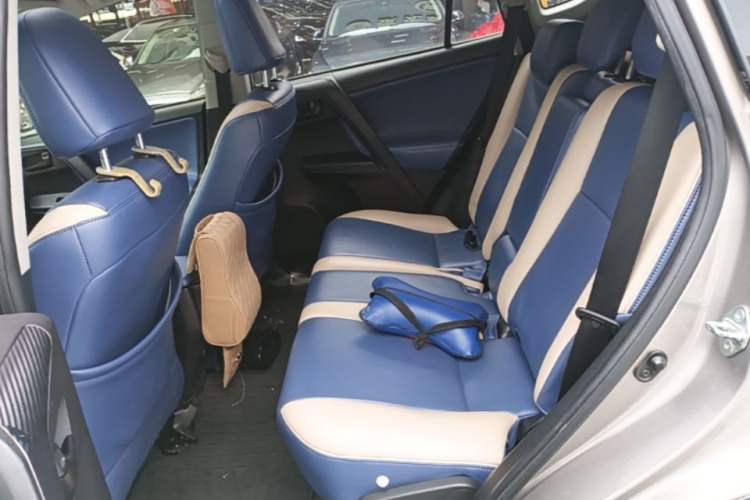 Used Toyota RAV4 2016 2.0L CVT Two-Wheel Drive Fashion Edition China V Standard Left Rear Seat