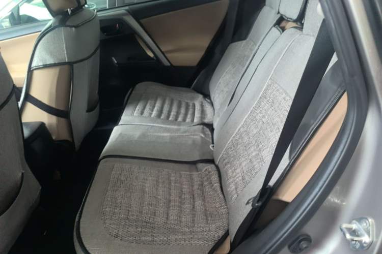 Used Toyota RAV4 2016 2.0L CVT Two-Wheel Drive Fashion Edition China V Standard Left Rear Seat