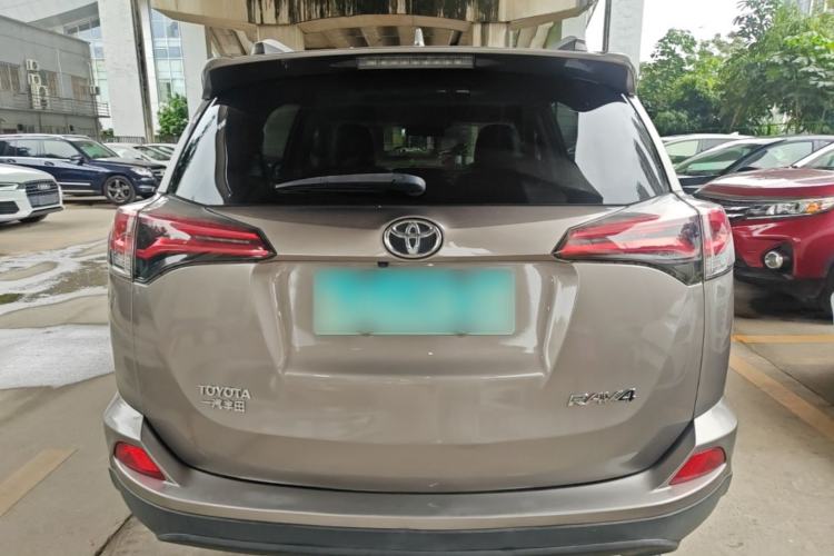 Used Toyota RAV4 2016 2.0L CVT Two-Wheel Drive Fashion Edition China V Standard Rear