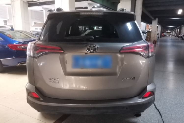 Used Toyota RAV4 2016 2.0L CVT Two-Wheel Drive Fashion Edition China V Standard Rear