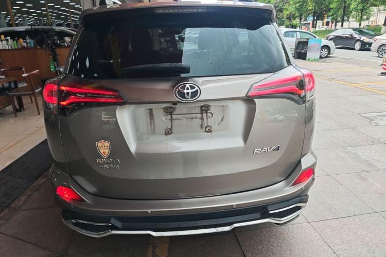 Used Toyota RAV4 2016 2.0L CVT Two-Wheel Drive Fashion Edition China V Standard Rear