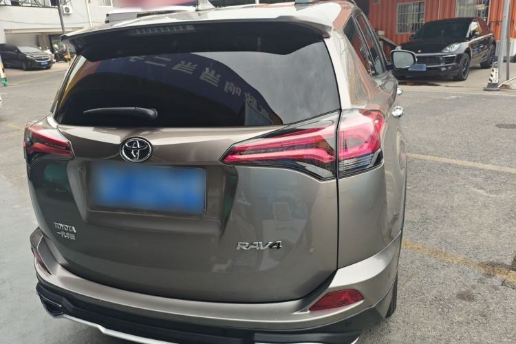 Used Toyota RAV4 2016 2.0L CVT Two-Wheel Drive Fashion Edition China V Standard Rear