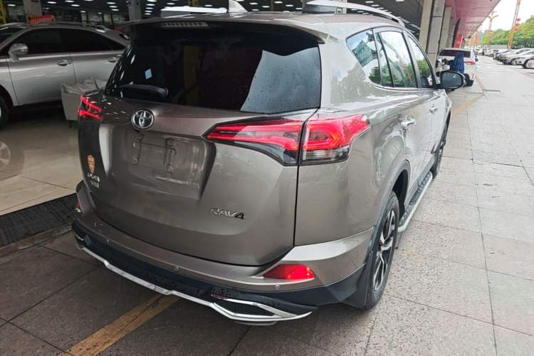 Used Toyota RAV4 2016 2.0L CVT Two-Wheel Drive Fashion Edition China V Standard Rear Right 45 Deg
