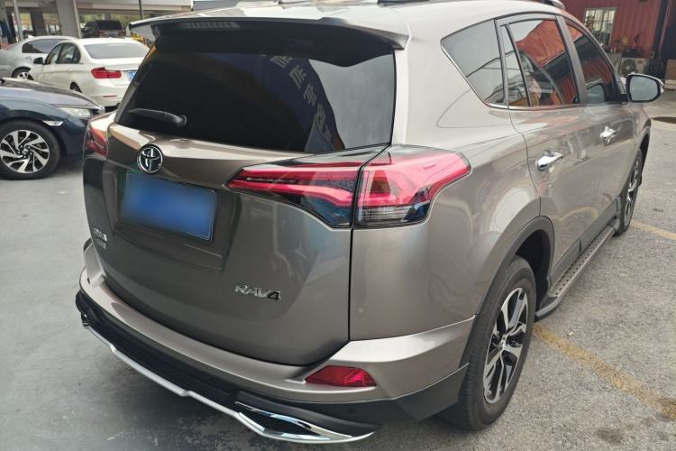 Used Toyota RAV4 2016 2.0L CVT Two-Wheel Drive Fashion Edition China V Standard Rear Right 45 Deg