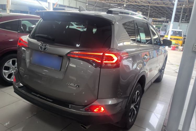 Used Toyota RAV4 2016 2.0L CVT Two-Wheel Drive Fashion Edition China V Standard Rear Right 45 Deg