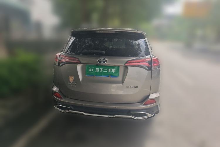 Used Toyota RAV4 2016 2.0L CVT Two-Wheel Drive Fashion Edition China V Standard Rear