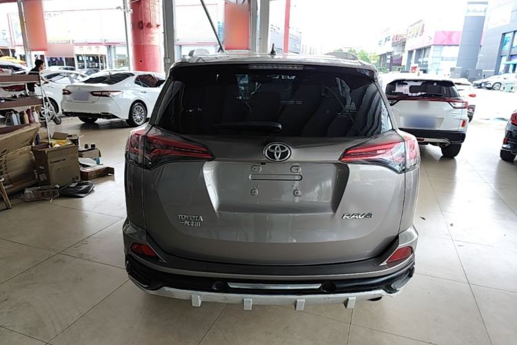 Used Toyota RAV4 2016 2.0L CVT Two-Wheel Drive Fashion Edition China V Standard Rear