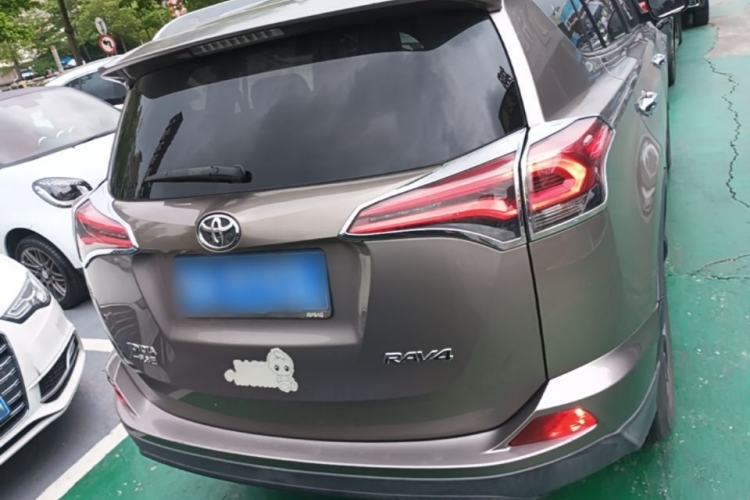 Used Toyota RAV4 2016 2.0L CVT Two-Wheel Drive Fashion Edition China V Standard Rear