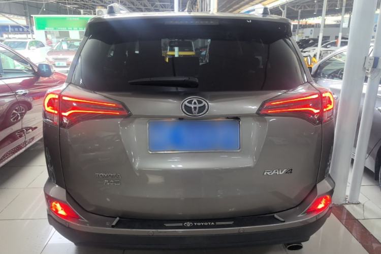 Used Toyota RAV4 2016 2.0L CVT Two-Wheel Drive Fashion Edition China V Standard Rear