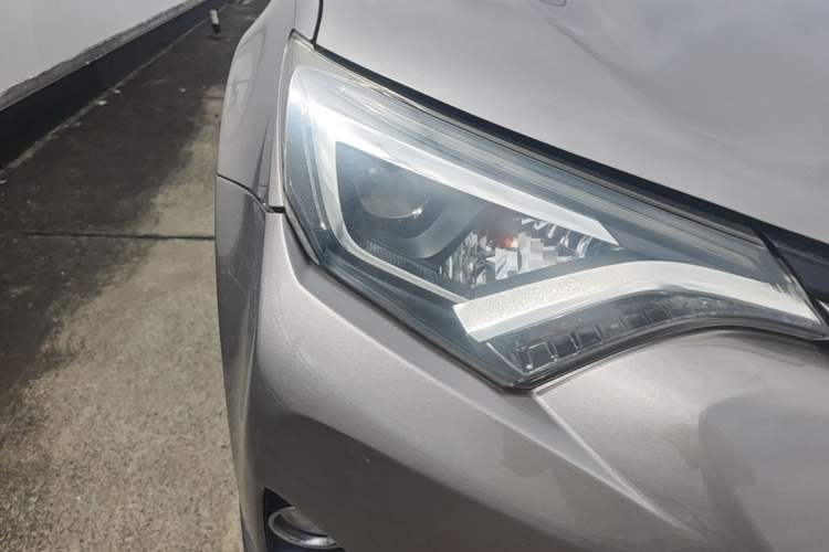 Used Toyota RAV4 2016 2.0L CVT Two-Wheel Drive Smart Edition China V Standard Right Front Headlight
