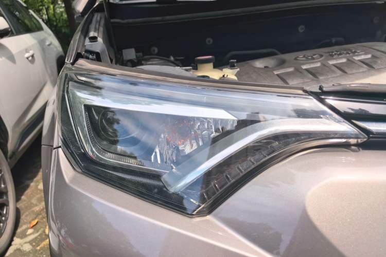 Used Toyota RAV4 2016 2.0L CVT Two-Wheel Drive Smart Edition China V Standard Right Front Headlight