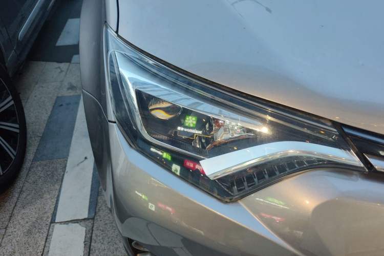 Used Toyota RAV4 2016 2.0L CVT Two-Wheel Drive Smart Edition China V Standard Right Front Headlight