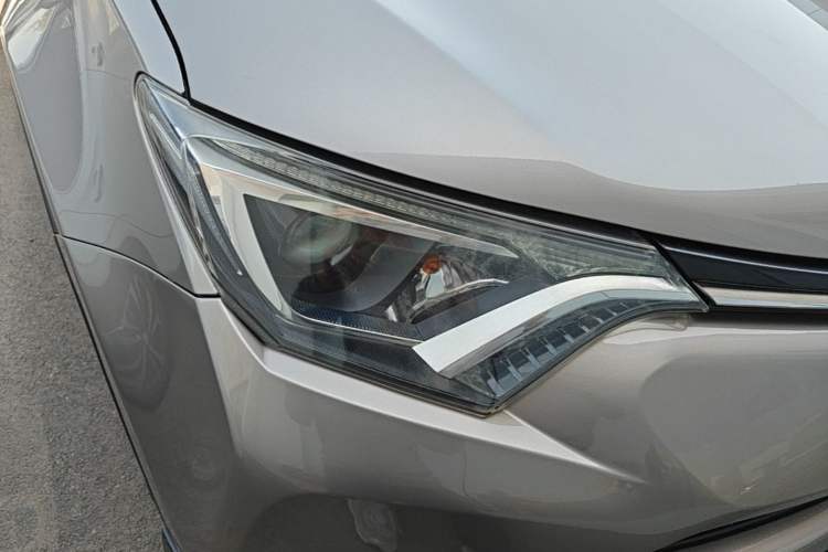 Used Toyota RAV4 2016 2.0L CVT Two-Wheel Drive Comfort Edition China V Standard Right Front Headlight