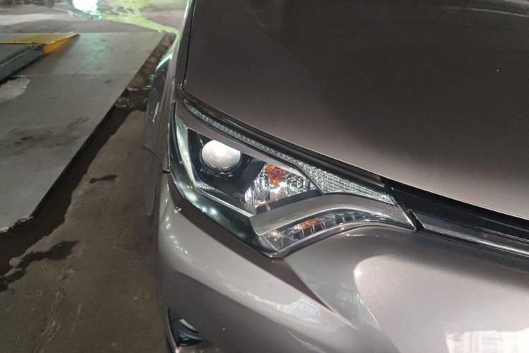 Used Toyota RAV4 2016 2.0L CVT Two-Wheel Drive Fashion Edition China V Standard Right Front Headlight