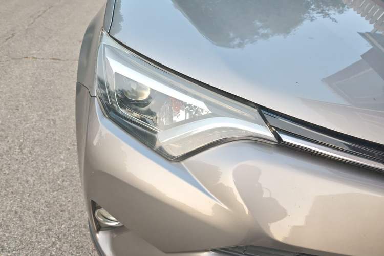 Used Toyota RAV4 2016 2.0L CVT Two-Wheel Drive Smart Edition China V Standard Right Front Headlight