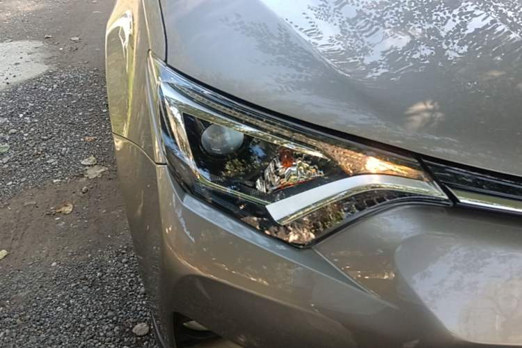 Used Toyota RAV4 2016 2.0L CVT Two-Wheel Drive Fashion Edition China V Standard Right Front Headlight