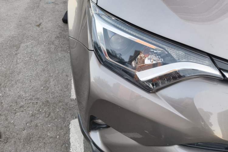 Used Toyota RAV4 2016 2.0L CVT Two-Wheel Drive Fashion Edition China V Standard Right Front Headlight