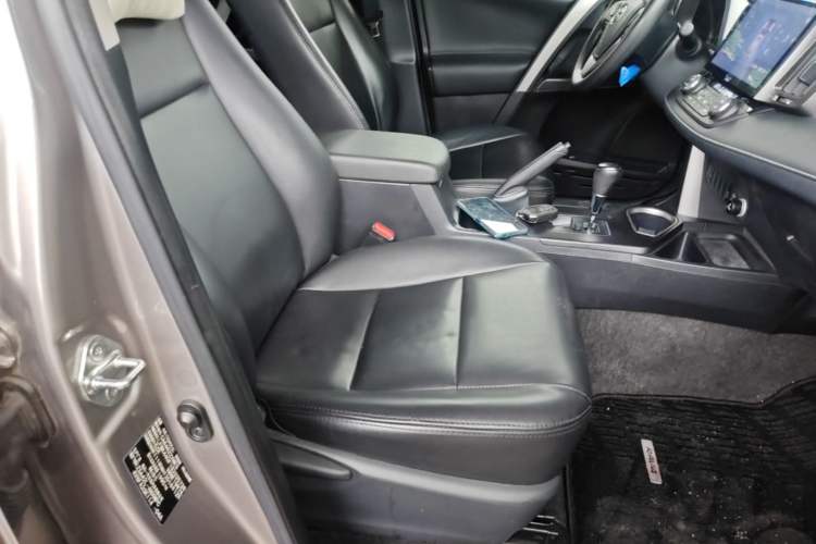 Used Toyota RAV4 2016 2.0L CVT Two-Wheel Drive Fashion Edition China V Standard Right Front Seat