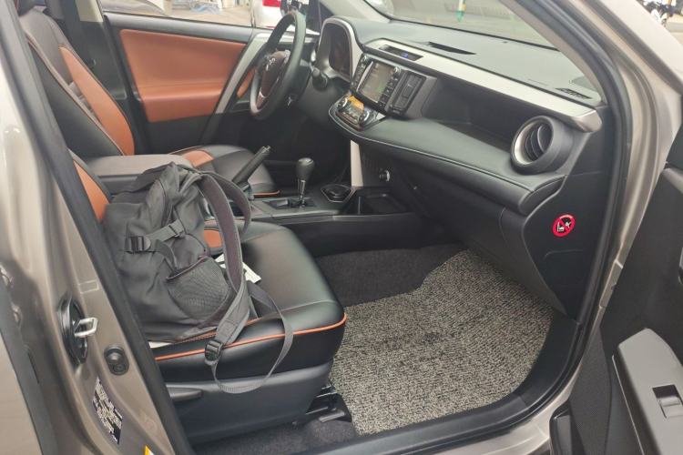 Used Toyota RAV4 2016 2.0L CVT Two-Wheel Drive Fashion Edition China V Standard Right Front Seat
