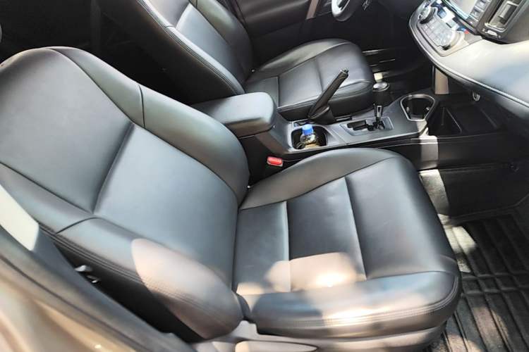 Used Toyota RAV4 2016 2.0L CVT Two-Wheel Drive Fashion Edition China V Standard Right Front Seat