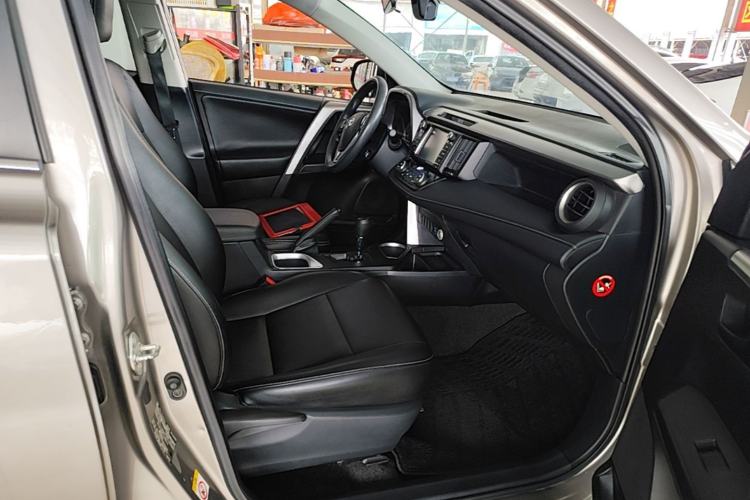 Used Toyota RAV4 2016 2.0L CVT Two-Wheel Drive Fashion Edition China V Standard Right Front Seat