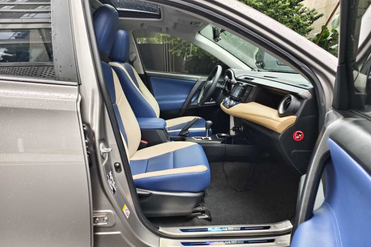 Used Toyota RAV4 2016 2.0L CVT Two-Wheel Drive Fashion Edition China V Standard Right Front Seat