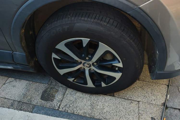 Used Toyota RAV4 2016 2.0L CVT Two-Wheel Drive Smart Edition China V Standard Right Front Wheel Hub