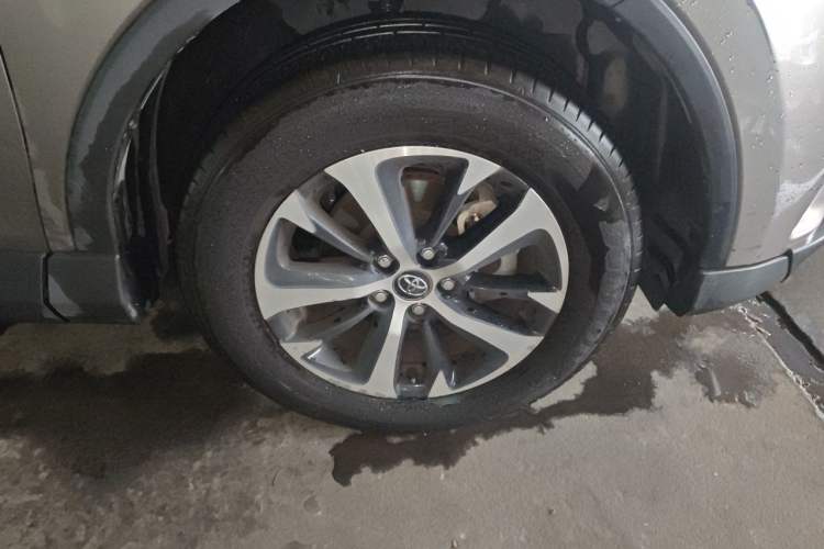 Used Toyota RAV4 2016 2.0L CVT Two-Wheel Drive Fashion Edition China V Standard Right Front Wheel Hub