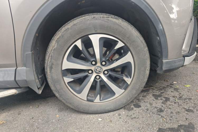 Used Toyota RAV4 2016 2.0L CVT Two-Wheel Drive Fashion Edition China V Standard Right Front Wheel Hub