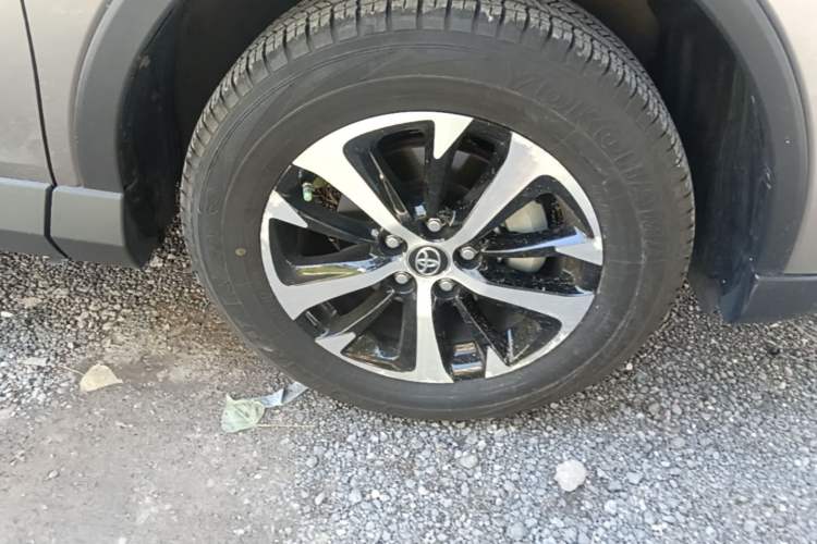 Used Toyota RAV4 2016 2.0L CVT Two-Wheel Drive Fashion Edition China V Standard Right Front Wheel Hub