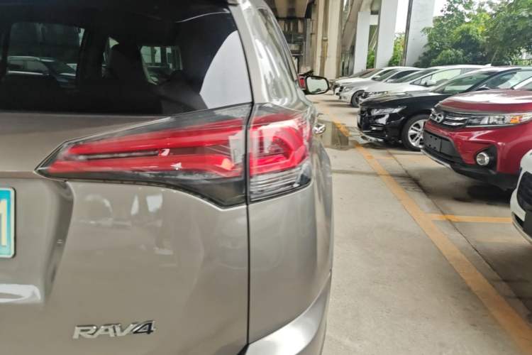 Used Toyota RAV4 2016 2.0L CVT Two-Wheel Drive Fashion Edition China V Standard Right Rear Taillight