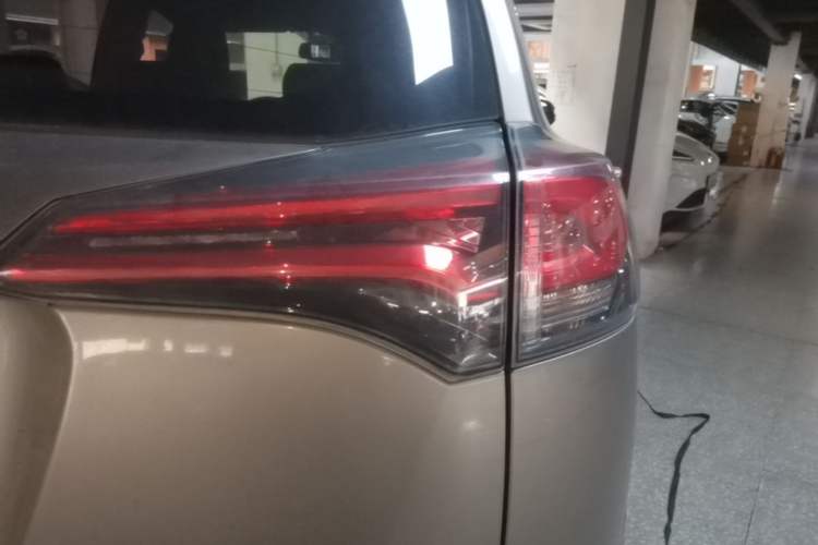 Used Toyota RAV4 2016 2.0L CVT Two-Wheel Drive Fashion Edition China V Standard Right Rear Taillight