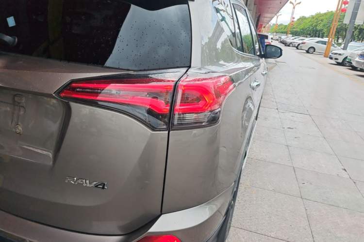 Used Toyota RAV4 2016 2.0L CVT Two-Wheel Drive Fashion Edition China V Standard Right Rear Taillight