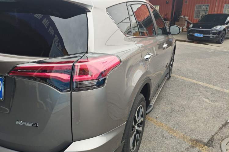 Used Toyota RAV4 2016 2.0L CVT Two-Wheel Drive Fashion Edition China V Standard Right Rear Taillight