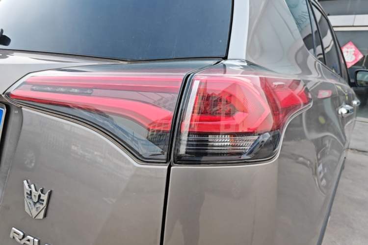 Used Toyota RAV4 2016 2.0L CVT Two-Wheel Drive Fashion Edition China V Standard Right Rear Taillight
