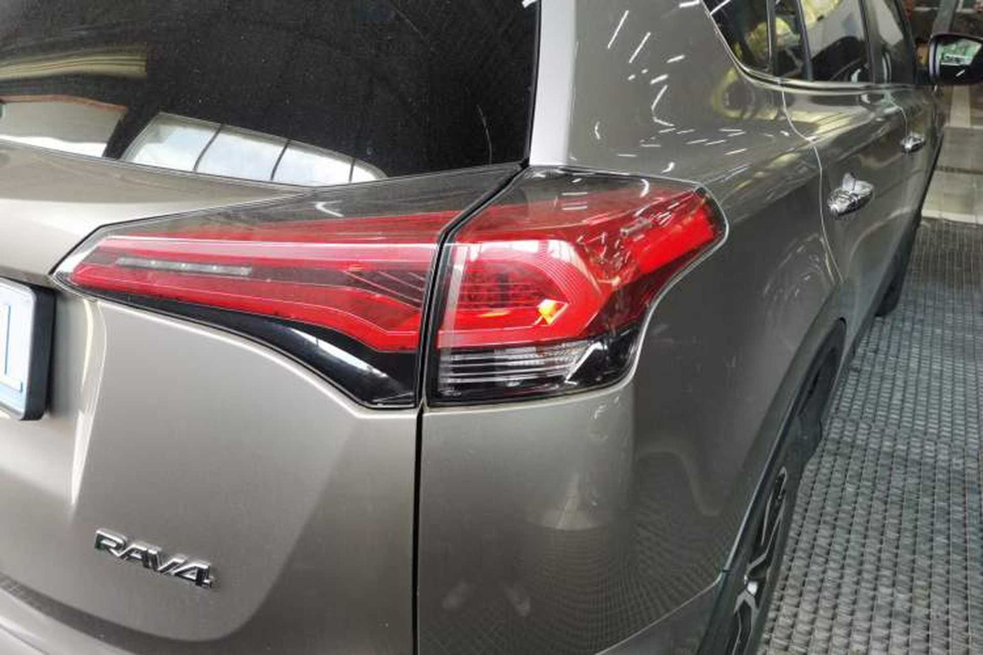 Used Toyota RAV4 2016 2.0L CVT Two-Wheel Drive Fashion Edition China V Standard Right Rear Taillight
