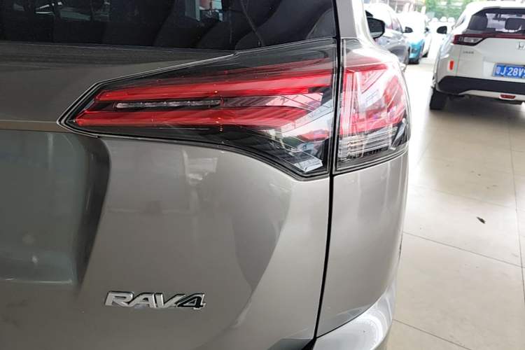 Used Toyota RAV4 2016 2.0L CVT Two-Wheel Drive Fashion Edition China V Standard Right Rear Taillight