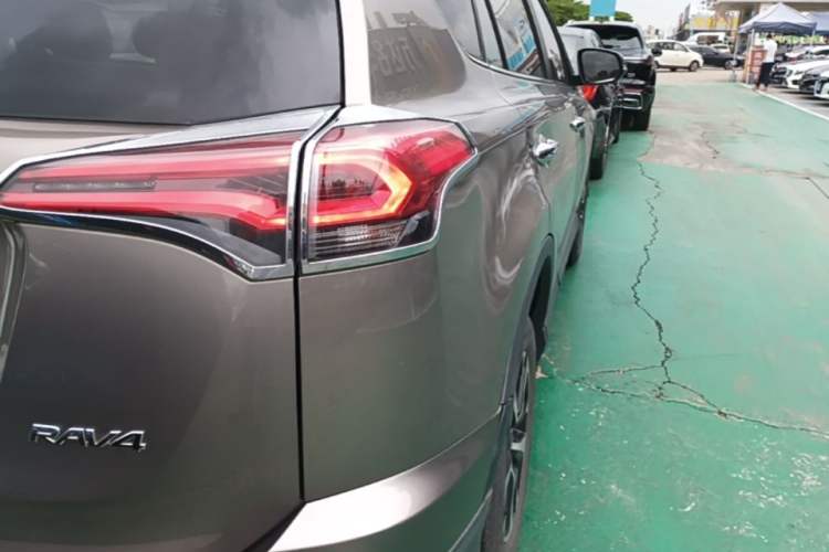Used Toyota RAV4 2016 2.0L CVT Two-Wheel Drive Fashion Edition China V Standard Right Rear Taillight