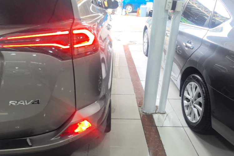 Used Toyota RAV4 2016 2.0L CVT Two-Wheel Drive Fashion Edition China V Standard Right Rear Taillight