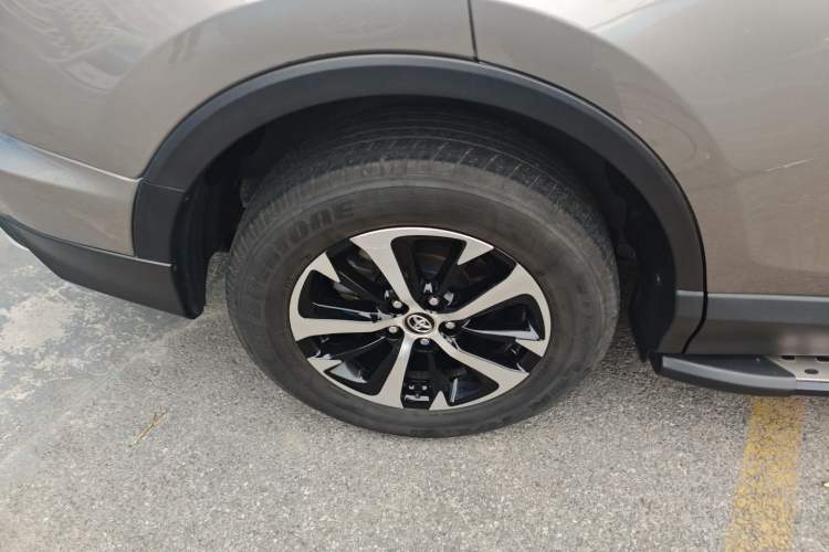 Used Toyota RAV4 2016 2.0L CVT Two-Wheel Drive Fashion Edition China V Standard Right Rear Wheel Hub